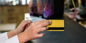 РЭО предложил отказаться от пластиковых бонусных карт и бумажных чеков